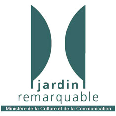 Logo "Jardin remarquable" de couleur verte, présentant deux formes de feuilles verticales stylisées. Sous les formes, on peut lire "jardin remarquable" et "Ministère de la Culture et de la Communication.