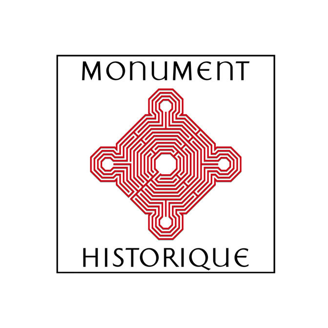 L'image montre un logo pour « Monument Historique », comportant un motif géométrique détaillé de labyrinthe rouge enfermé dans un cadre carré noir avec du texte au-dessus et en dessous du motif.