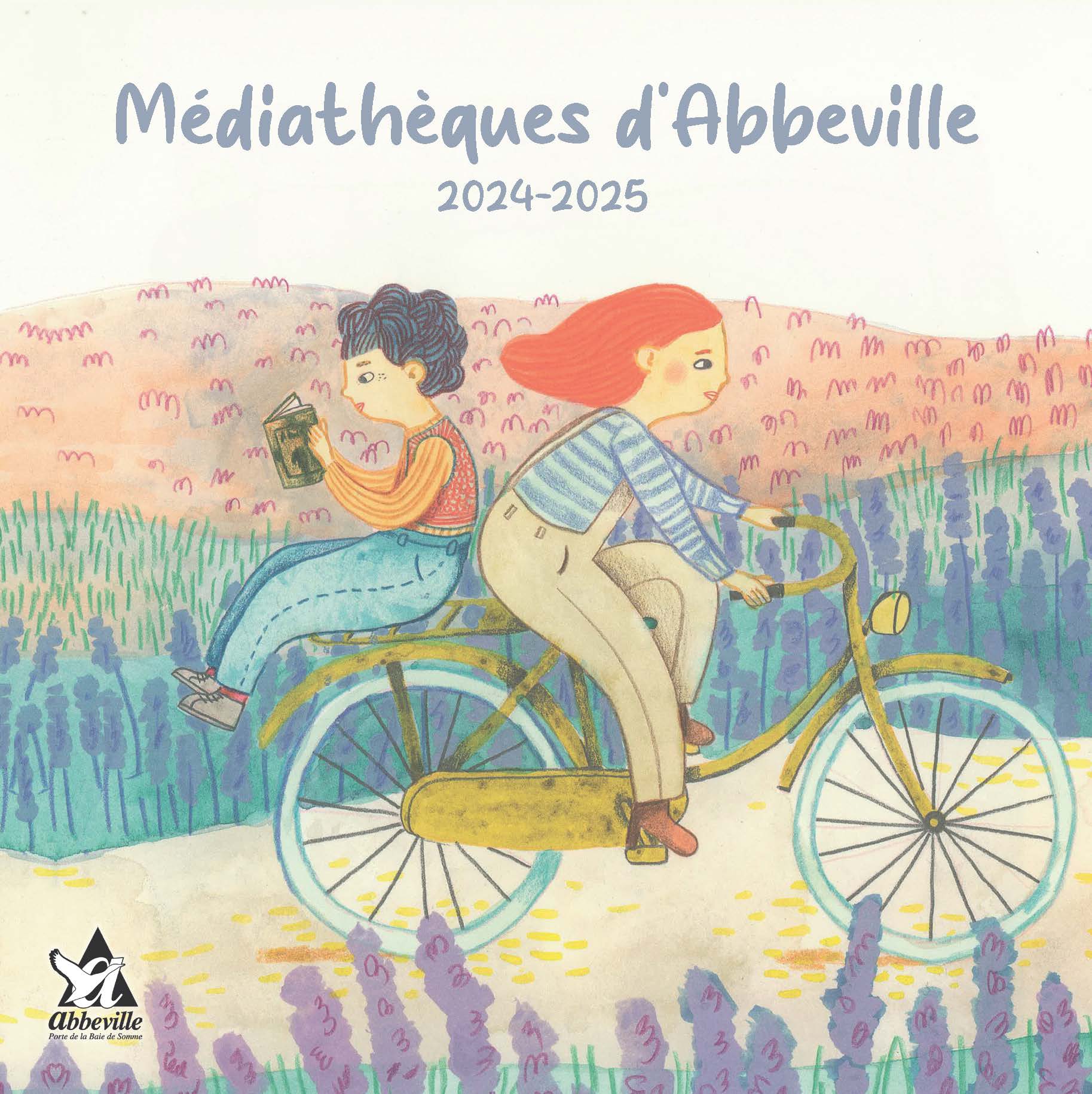 Image illustrée de deux personnes circulant à vélo dans un champ de lavande. La personne à l'avant, aux cheveux roux, pédale, tandis que la personne à l'arrière, aux cheveux foncés, lit un livre. Texte : "Médiathèques d'Abbeville 2024-2025.